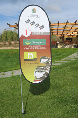 oglašavanje na tee banner zastavicama na golf igralištu